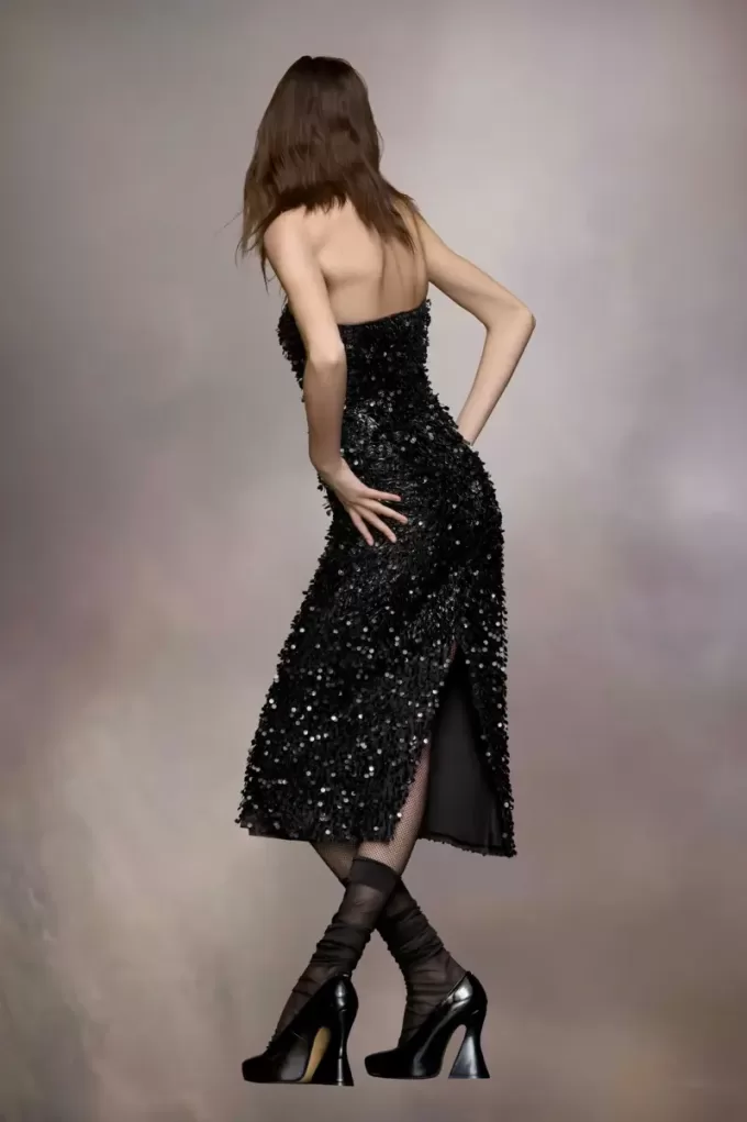 Abito con paillettes ricamato a mano Abito con paillettes ricamato a mano