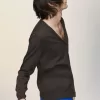 Cardigan in lana con toppe sui gomiti Cardigan in lana con toppe sui gomiti