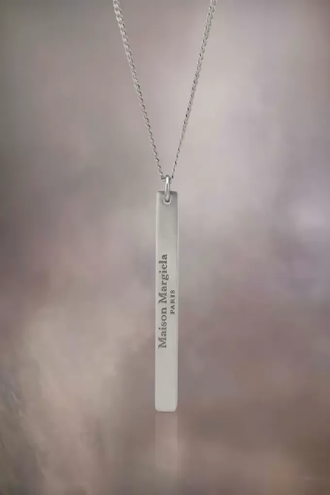 Collana con ciondolo con logo