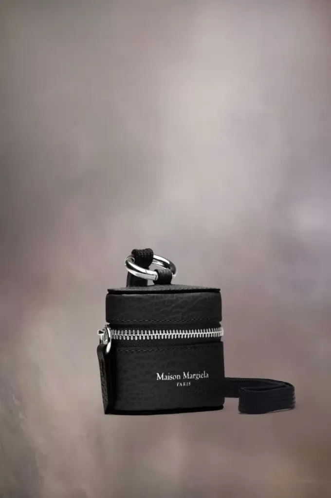 Custodia per AirPod con logo Maison Margiela Custodia per AirPod con logo Maison Margiela