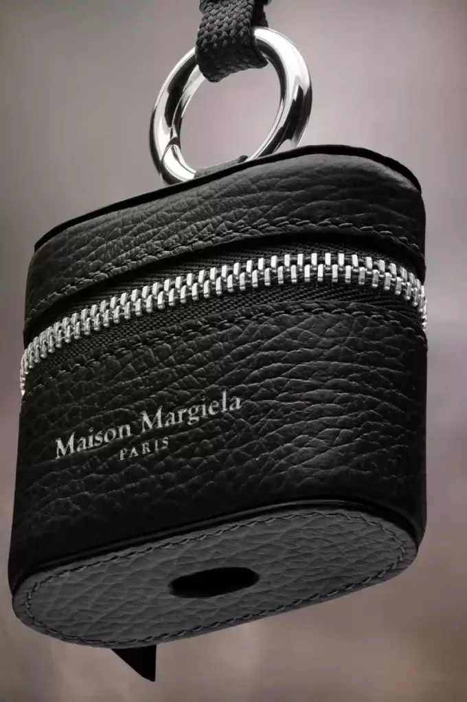 Custodia per AirPod con logo Maison Margiela Custodia per AirPod con logo Maison Margiela