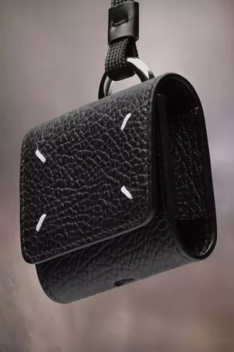 Custodia per AirPod con quattro punti di sutura