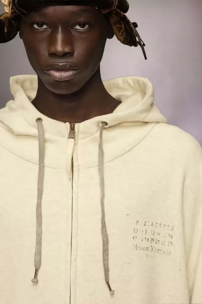 Felpa con cappuccio e zip con logo timbro Felpa con cappuccio e zip con logo timbro