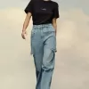 Jeans in denim con dettagli tagliati Jeans in denim con dettagli tagliati