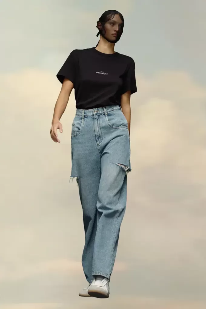 Jeans in denim con dettagli tagliati Jeans in denim con dettagli tagliati