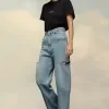 Jeans in denim con dettagli tagliati Jeans in denim con dettagli tagliati