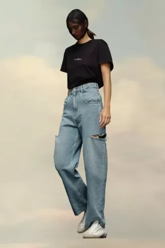 Jeans in denim con dettagli tagliati