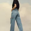 Jeans in denim con dettagli tagliati Jeans in denim con dettagli tagliati