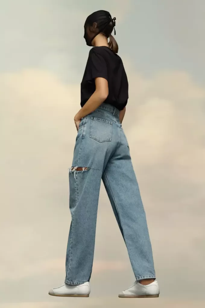 Jeans in denim con dettagli tagliati Jeans in denim con dettagli tagliati