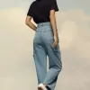 Jeans in denim con dettagli tagliati Jeans in denim con dettagli tagliati