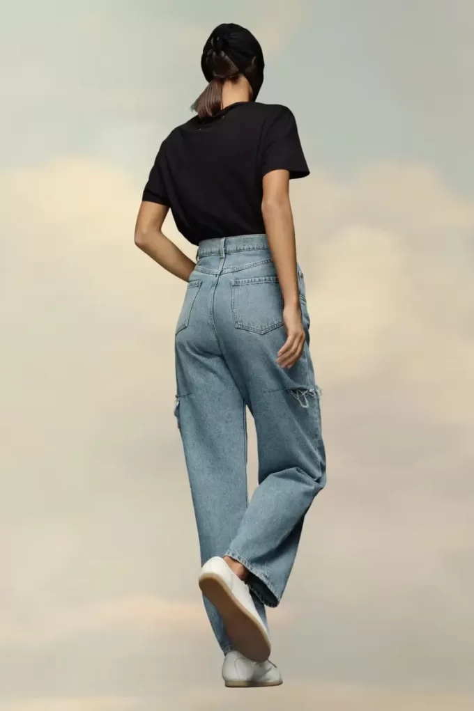 Jeans in denim con dettagli tagliati Jeans in denim con dettagli tagliati